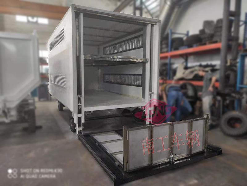 5吨厢式星空(中国)带垂直升降尾板工具拖车